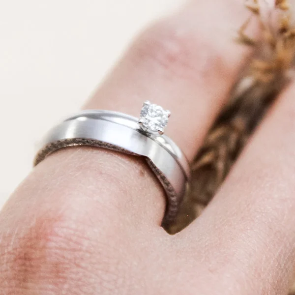 Sérhannaður acredo trúlofunarhringur á fingri, paraður við dagsdaglegt skart og hannaður með tilvonandi útlit giftingarhringsins í huga.
